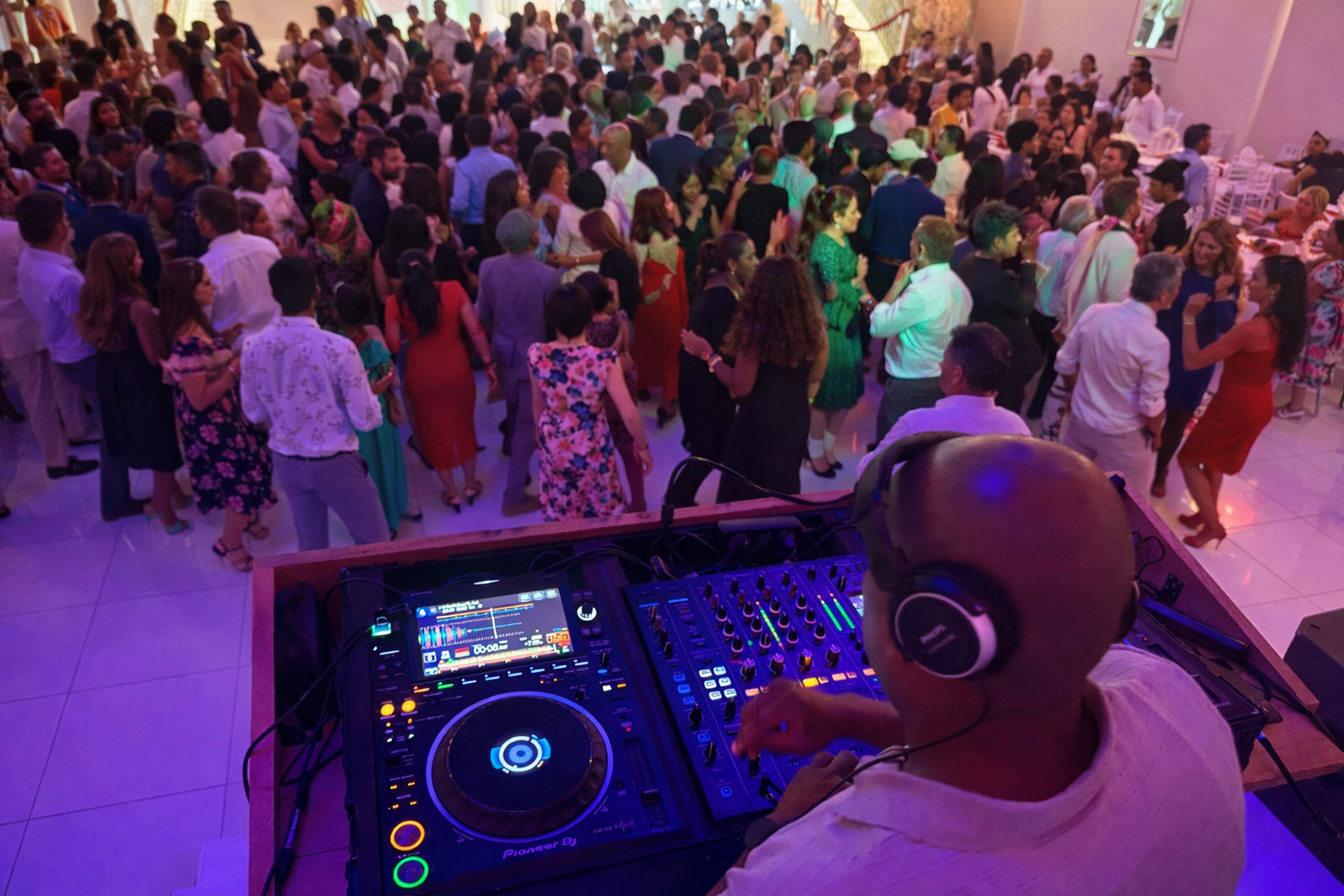 DJ D-Verse achter de decks met volle dansvloer